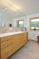 Corianwaschtisch, coriandoppelwaschtisch, occio auf spiegel, schreiner badezimmer