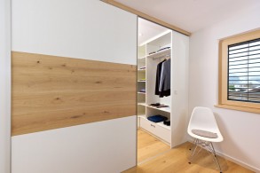 Ankleider mit Schiebetüre, Schien im Boden laufend, Holz von Boden aufgenommen