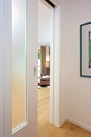 schiebetüre weiß, in der Wand laufende