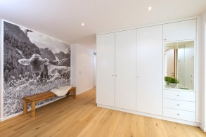 Eingangsmöbel weiß, altholzbank, kuhtapete